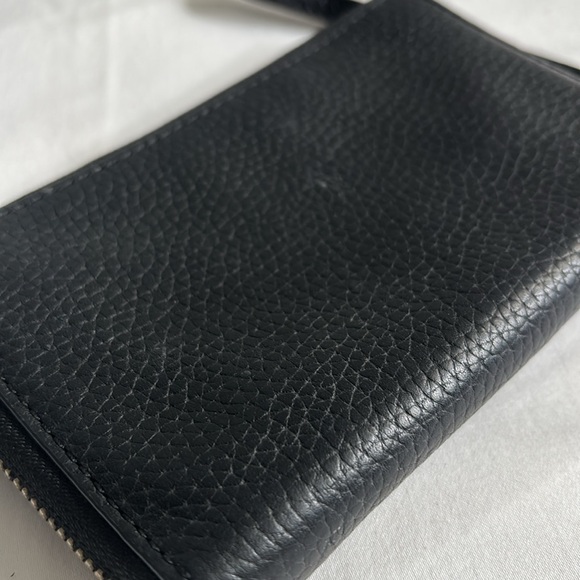 Marc Jacobs genuine pebbled leather zip around wallet w/ removable wrist loop - Picture 4 of 8